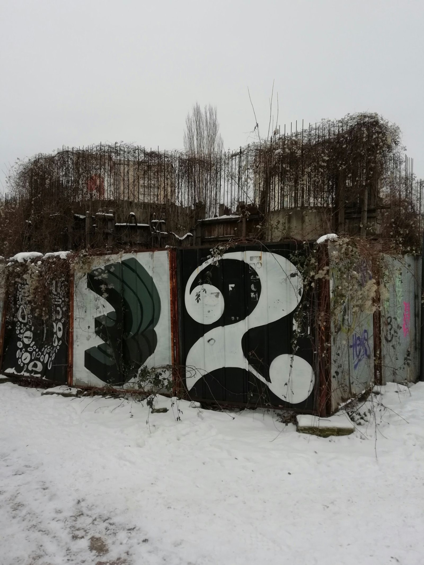 PAINTED NUMERAL, CONTAINER WALL